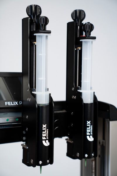 A picture showing the two extruders of The FELIX Twin Head Food 3D Printer